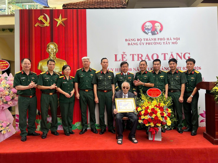 Thành ủy Hà Nội trao Huy hiệu 80 năm tuổi Đảng tại nhà riêng cho đảng viên lão thành Nguyễn Huynh