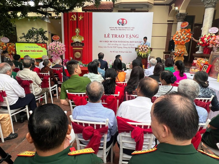 Thành ủy Hà Nội trao Huy hiệu 80 năm tuổi Đảng tại nhà riêng cho đảng viên lão thành Nguyễn Huynh