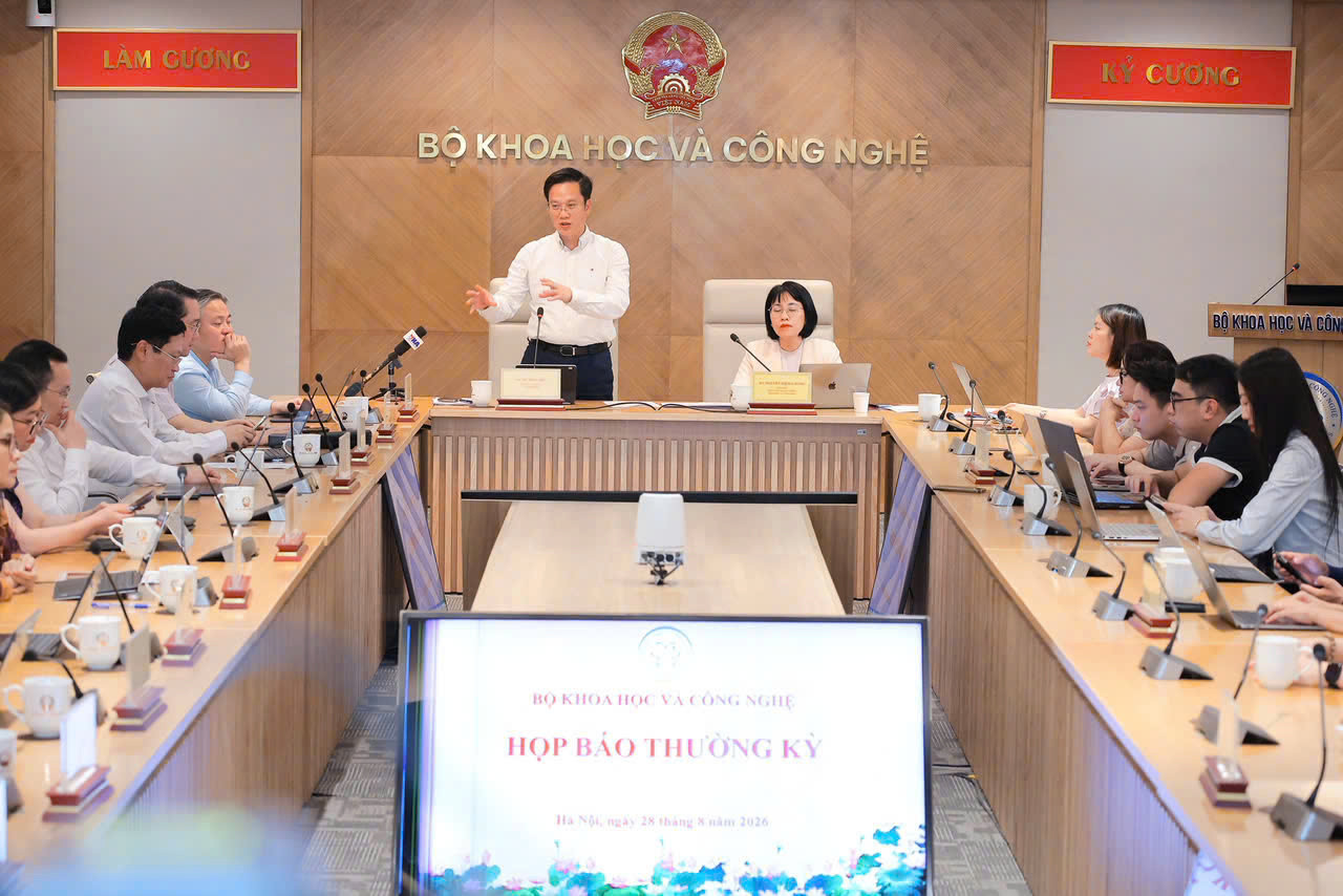 Chánh Văn phòng Bộ Khoa học và Công nghệ Hà Minh Hiệp trả lời một số câu hỏi được các nhà báo quan tâm