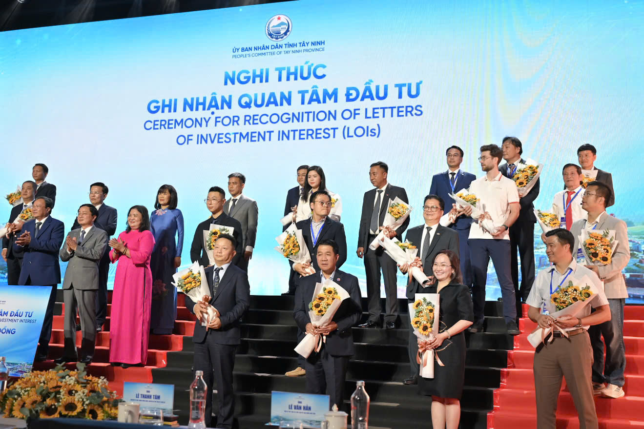 Bà Đặng Huỳnh Ức My, Phó Chủ tịch VINASME, Ủy viên Hiệp hội Dữ liệu Quốc gia, Chủ tịch HĐQT AgriS tại nghi thức trao Ghi nhận quan tâm đầu tư tại Hội nghị xúc tiến đầu tư Tây Ninh 2026