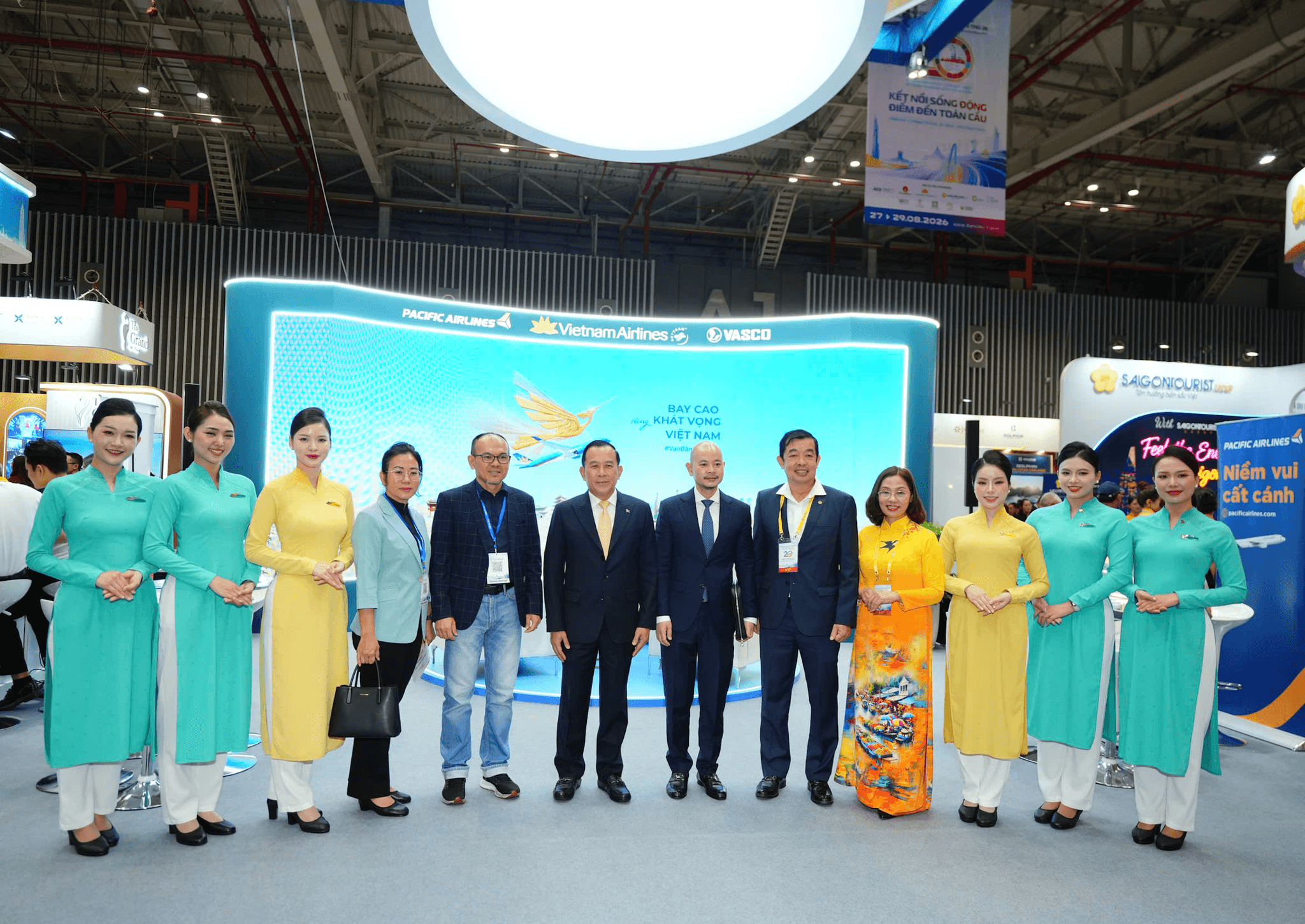 2. Ông Huot Hak - Bộ trưởng Bộ Du lịch Vương quốc Campuchia (đứng thứ 6 tính từ trái sang) tham quan gian hàng của Vietnam Airlines