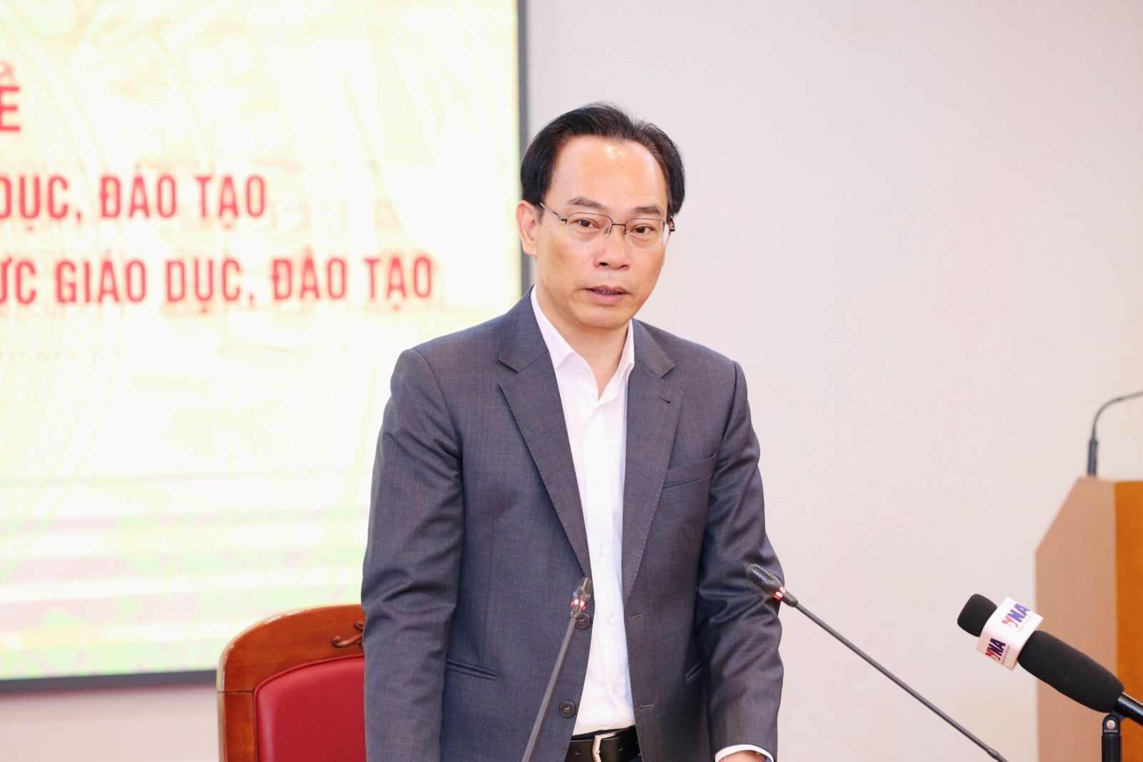 Bộ trưởng Bộ GD-ĐT Hoàng Minh Sơn phát biểu tại Tọa đàm