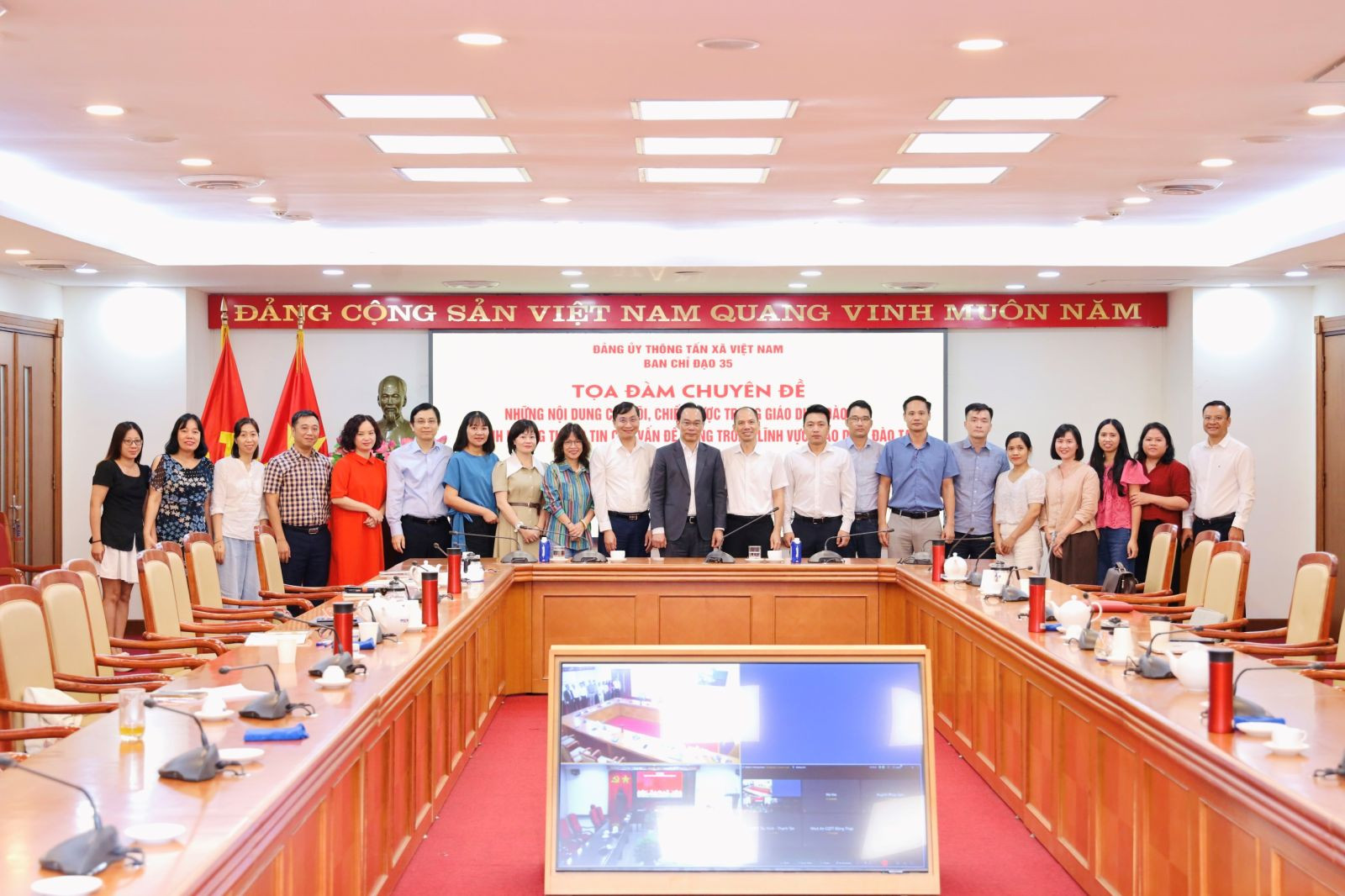Các đại biểu tham dự Toạ đàm