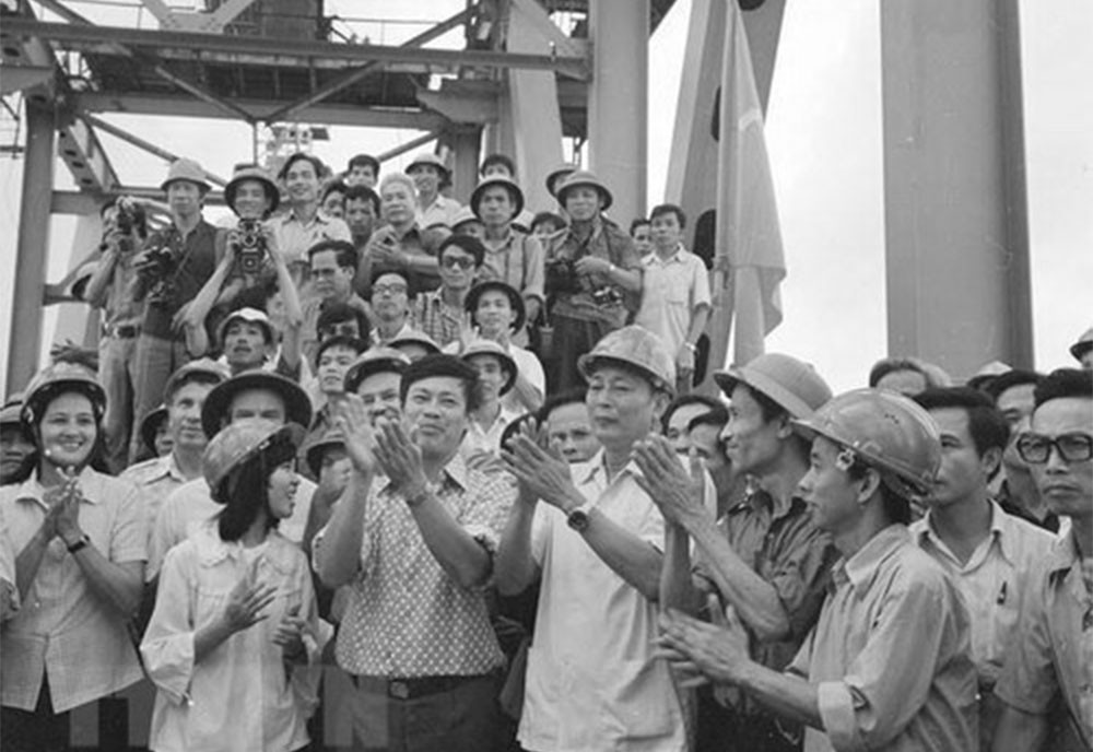 Phó Chủ tịch Hội đồng Bộ trưởng, Bộ trưởng Bộ Giao thông vận tải Đồng Sỹ Nguyên (hàng đầu, mặc áo trắng, đội mũ) tại lễ Khánh thành cầu Chương Dương. Nguồn: Ảnh tư liệu do gia đình Bộ trưởng Đồng Sỹ Nguyên và Bộ trưởng Bùi Danh Lưu cung cấp.