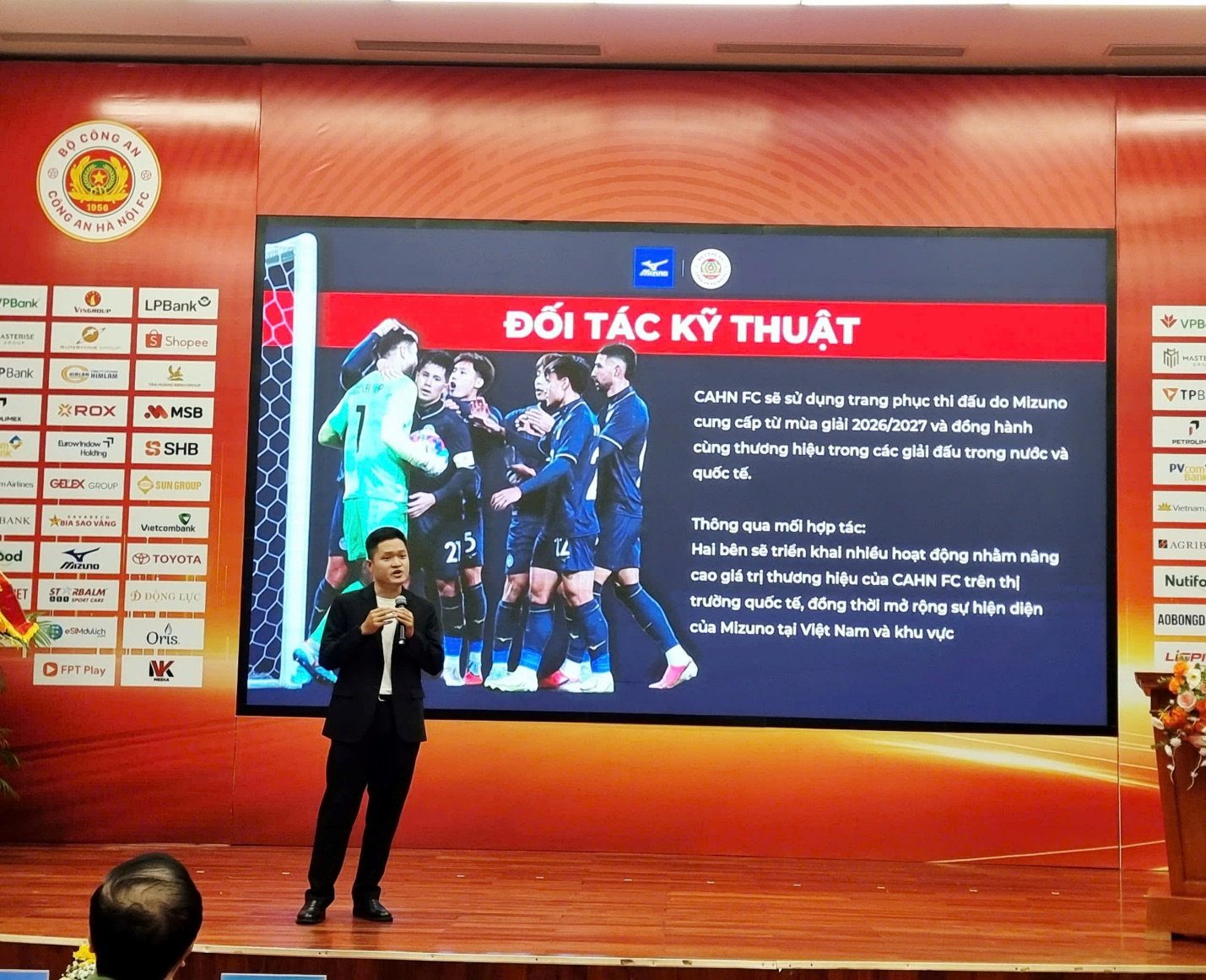 Đại diện thương hiệu thể thao Mizuno - đơn vị tài trợ giới thiệu trang phục thi đấu mùa giải 2026/2027