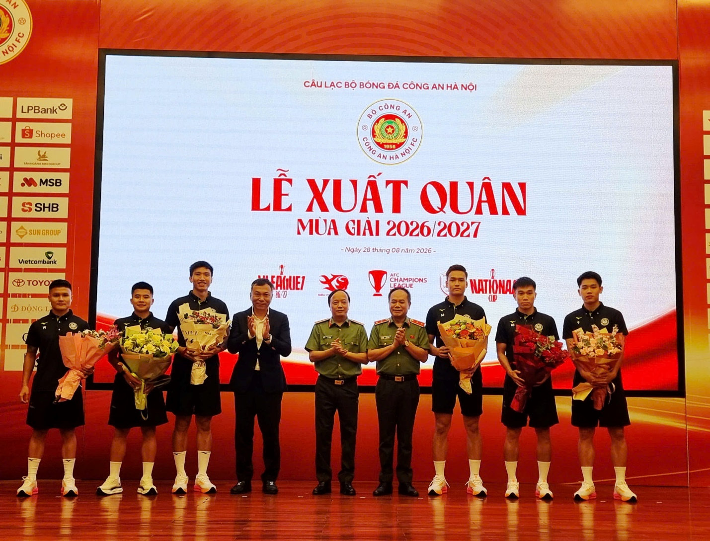 Thứ trưởng Bộ Công an Thượng tướng Đặng Hồng Đức, Chủ tịch Liên đoàn bóng đá Việt Nam Trần Quốc Tuấn và Trung tướng Nguyễn Thanh Tùng tặng hoa chúc mừng các tuyển thủ quốc gia