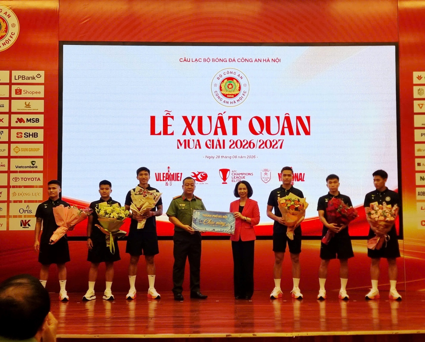 Phó Chủ tịch UBND thành phố Hà Nội Vũ Thu Hà đã trao tặng phần quà chúc mừng của Thành phố Hà Nội tới đại diện CLB