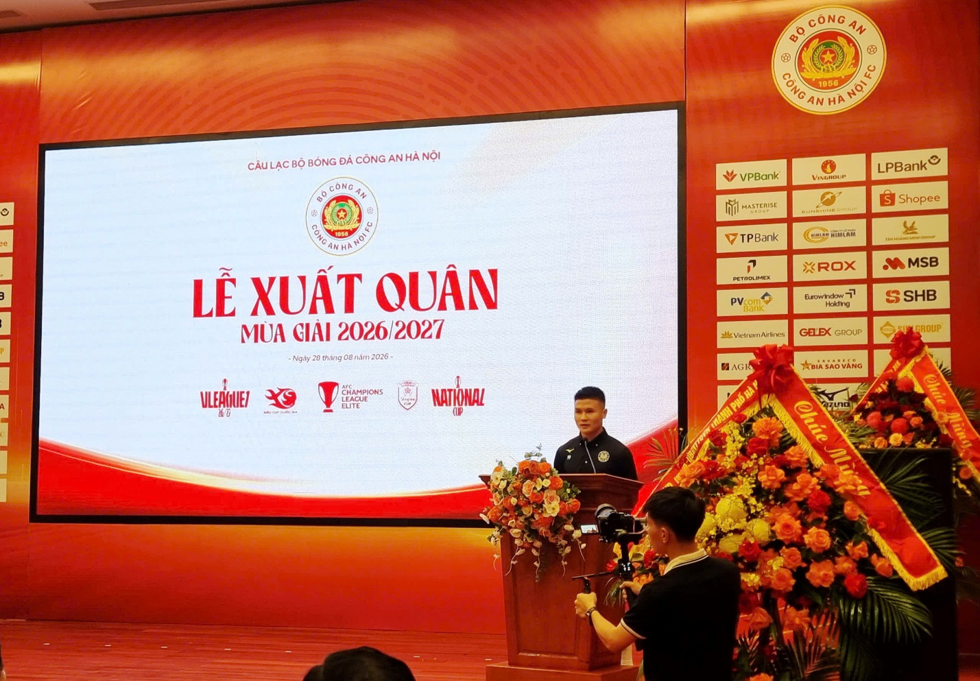 Đội trưởng Nguyễn Quang Phải thay mặt Đội bóng phát biểu tại Lễ xuất quân