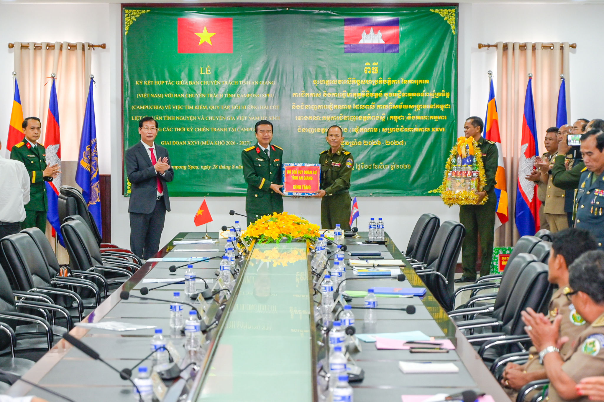 Đại tá Nguyễn Việt Thắng, Chính ủy Bộ CHQS tỉnh, Phó trưởng Ban Chuyên trách tỉnh An Giang trao tặng quà của Bộ CHQS tỉnh An Giang cho Tiểu khu Quân sự tỉnh Kampong Speu
