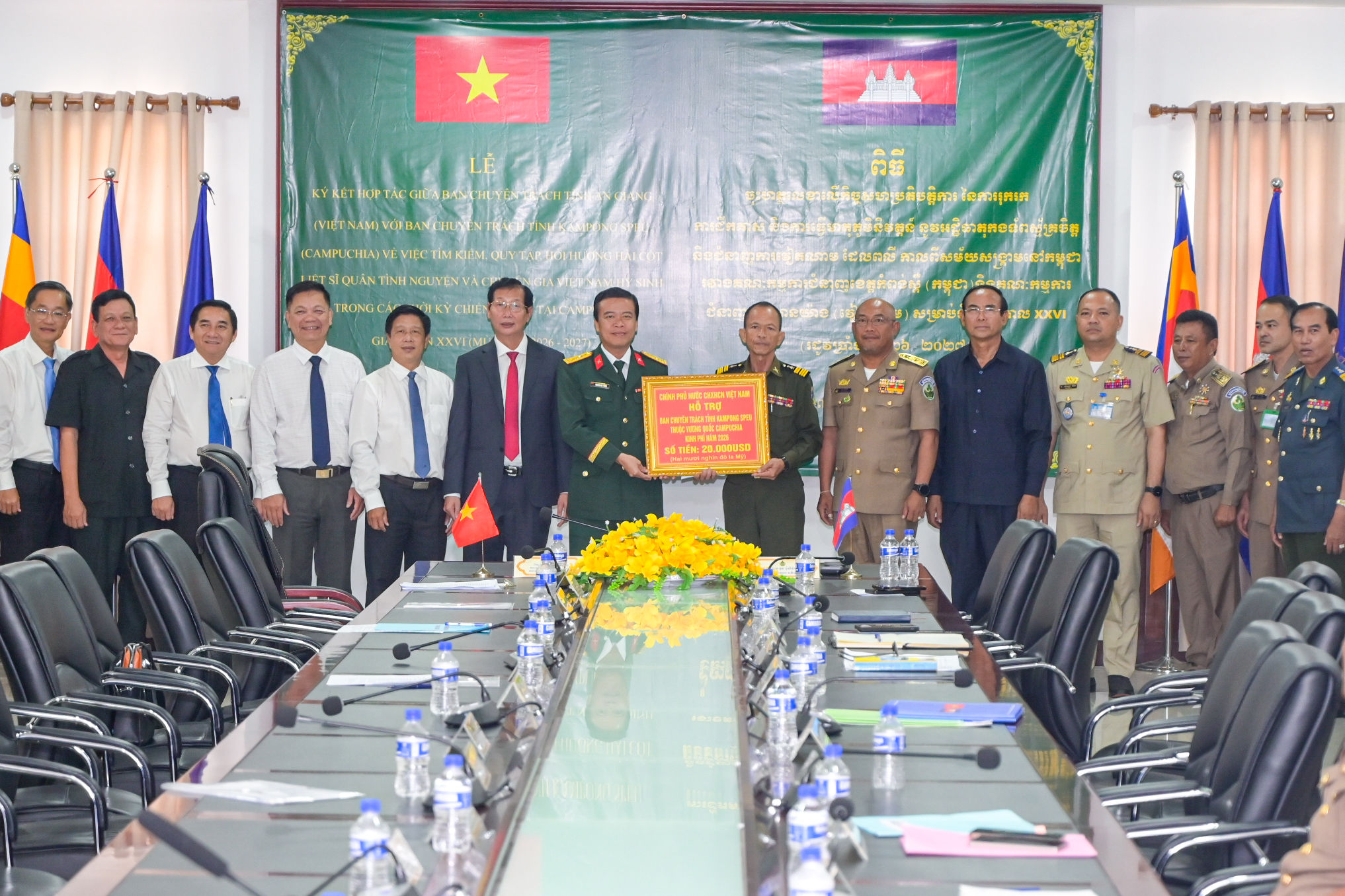 Thừa ủy quyền của Ban Chuyên trách Chính phủ Việt Nam Đại tá Nguyễn Việt Thắng, Chính ủy Bộ CHQS tinh An Giang trao kinh phí hỗ trợ Ban Chuyên trách tỉnh Kep trị giá 20.000$ phục vụ công tác phối hợp tìm kiếm, quy tập hài cốt liệt sĩ trong mùa khô 2026-2027. Ảnh: Phương Vũ