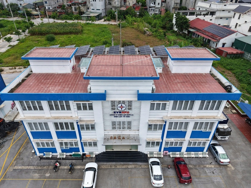 Điện mặt trời mái nhà được lắp đặt tại trụ sở Điện lực Tô Hiệu, Công ty Điên lực Sơn La. Ảnh NPC