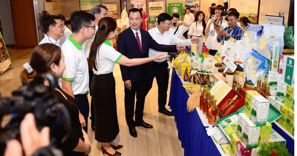 Chủ tịch UBND tỉnh Thanh Hóa Tô Anh Dũng tham quan các gian hàng trưng bày tại hội nghị