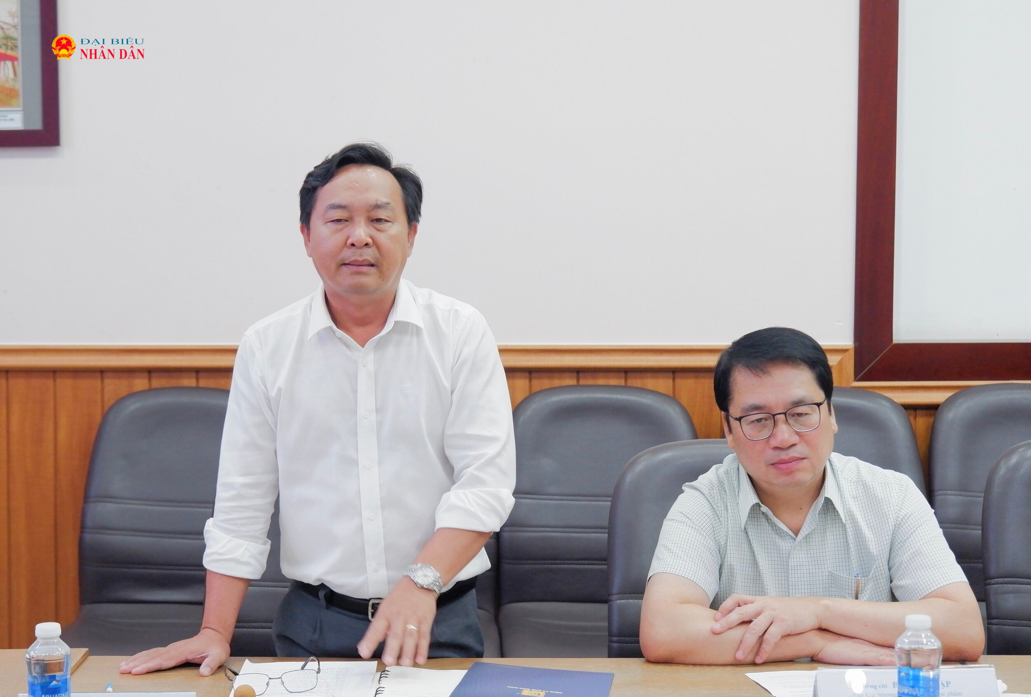 Giám đốc Công ty Quản lý và Kinh doanh chợ Bình Điền Phan Thành Tân báo cáo tại cuộc làm việc