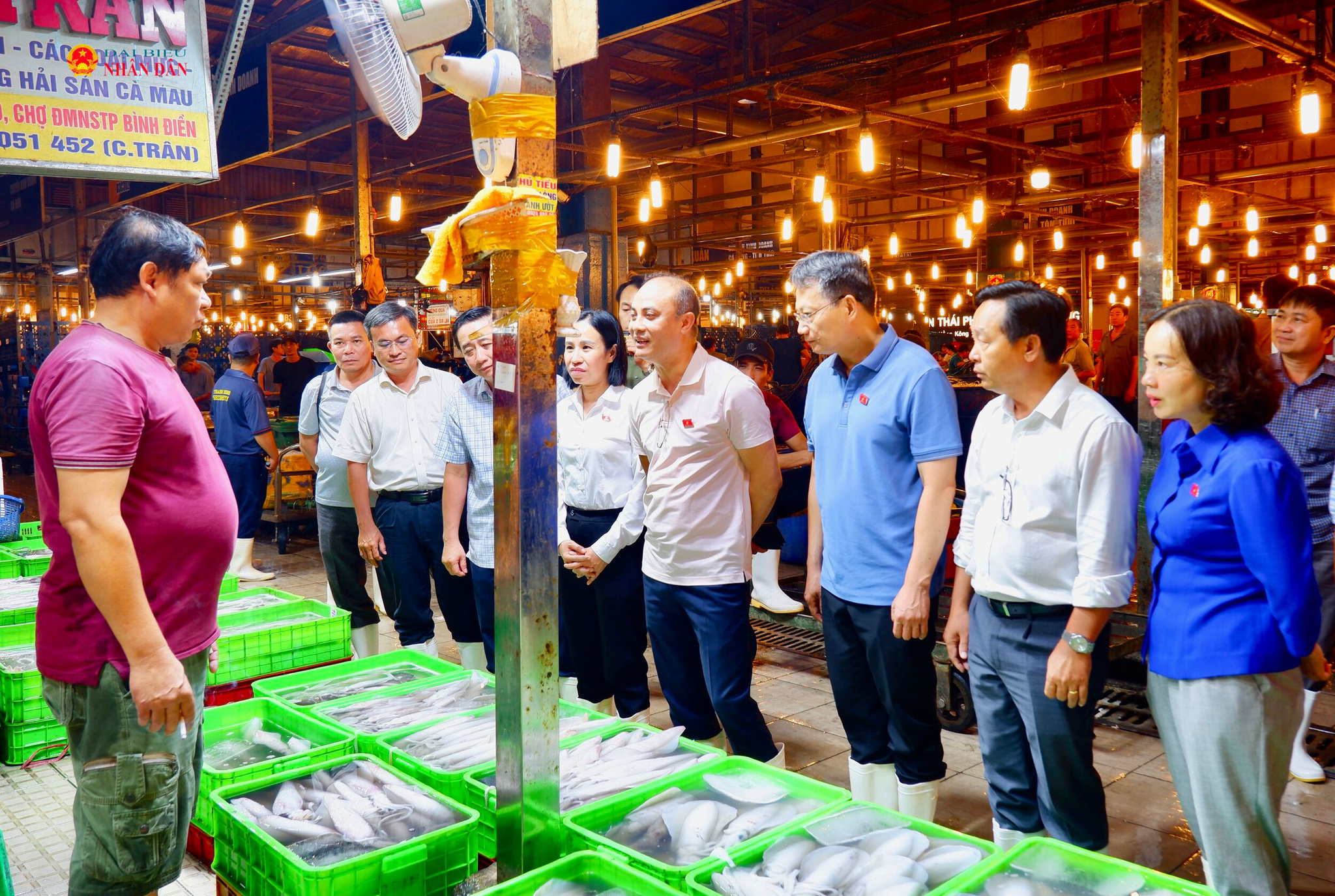 Đoàn khảo sát thực tế tại Nhà lồng F kinh doanh thủy hải sản tại chợ Bình Điền
