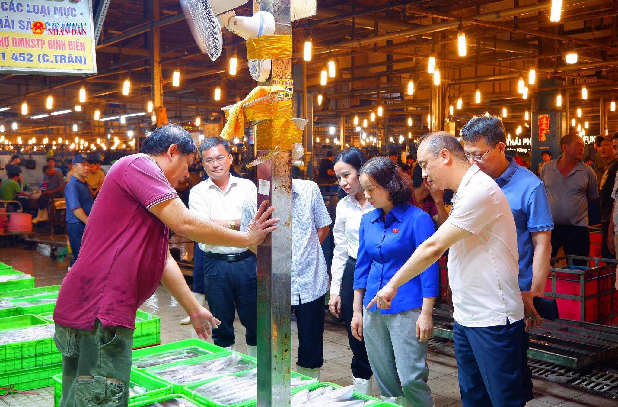 Đoàn khảo sát thực tế tại Nhà lồng F kinh doanh thủy hải sản tại chợ Bình Điền