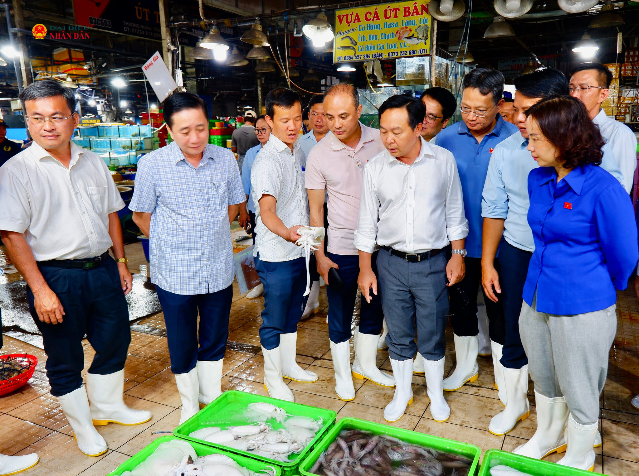 Đoàn khảo sát thực tế tại Nhà lồng F kinh doanh thủy hải sản tại chợ Bình Điền