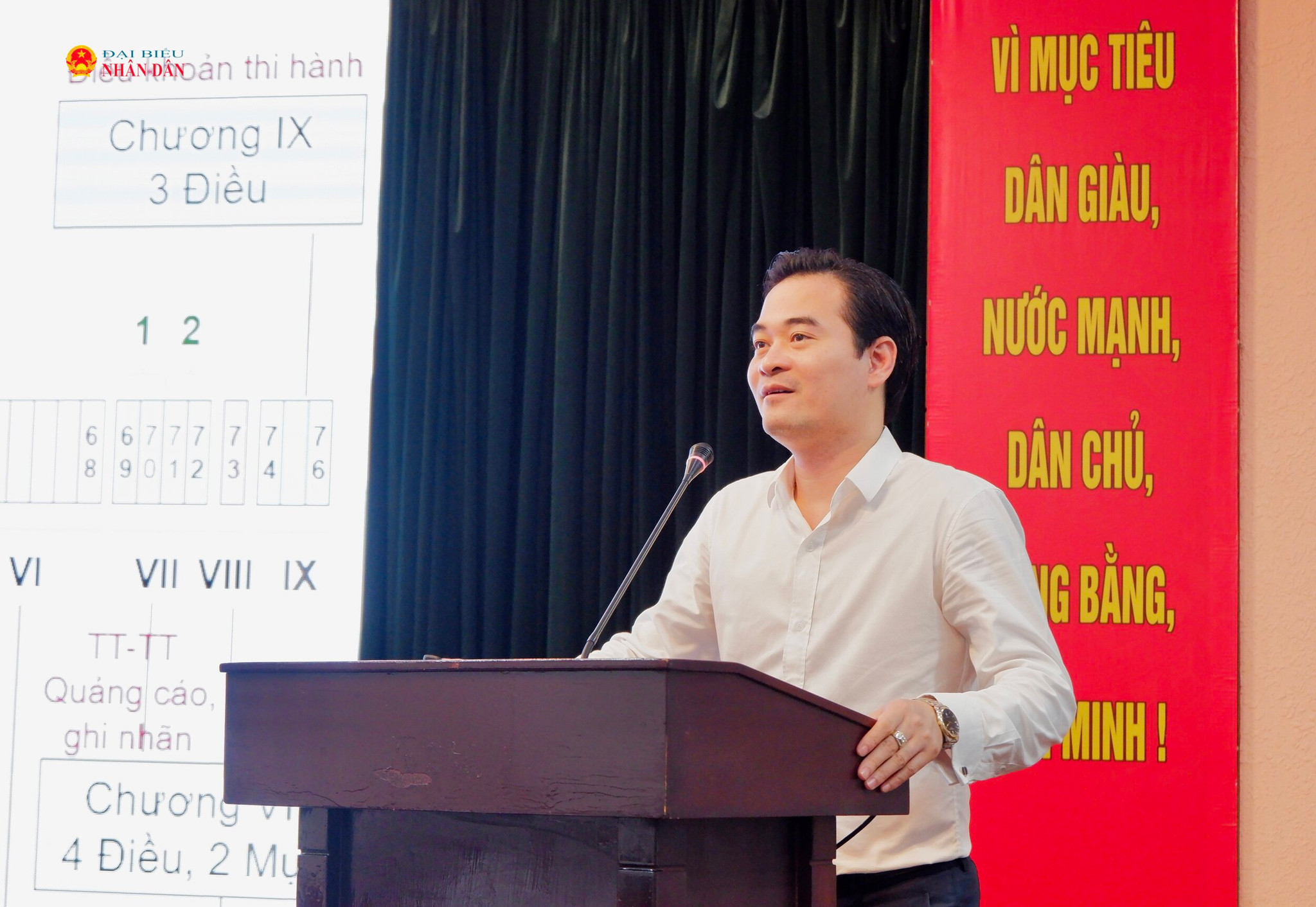 Cục trưởng Cục An toàn thực phẩm, Bộ Y tế Chu Quốc Thịnh trình bày điểm mới của dự thảo Luật An toàn thực phẩm (sửa đổi)