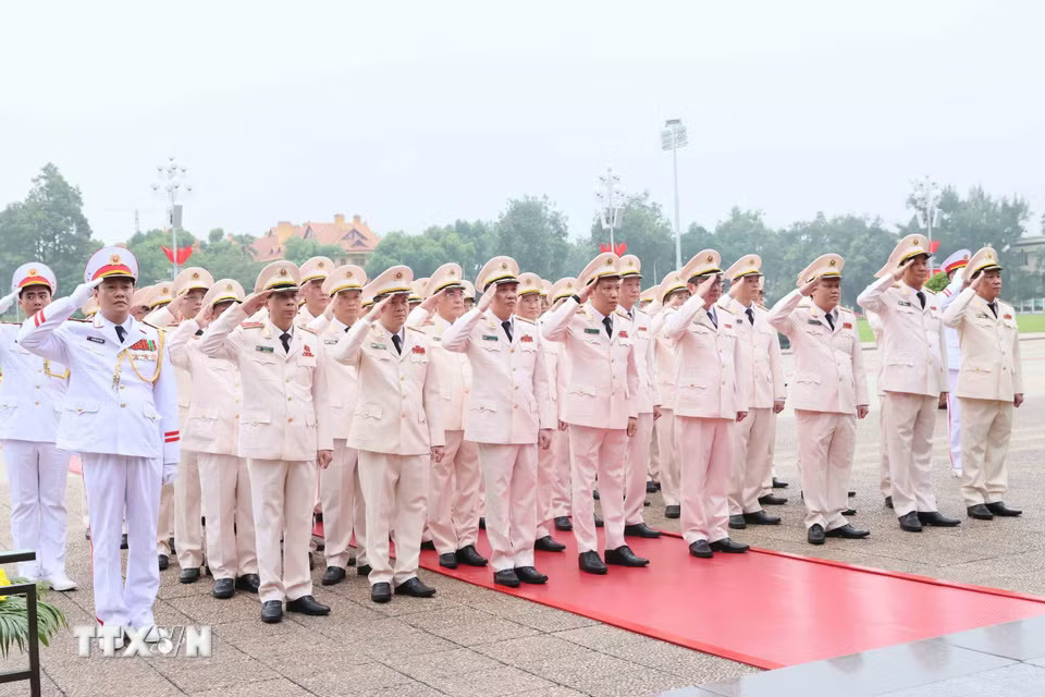 Đoàn đại biểu Đảng uỷ Công an Trung ương - Bộ Công an vào Lăng viếng Chủ tịch Hồ Chí Minh