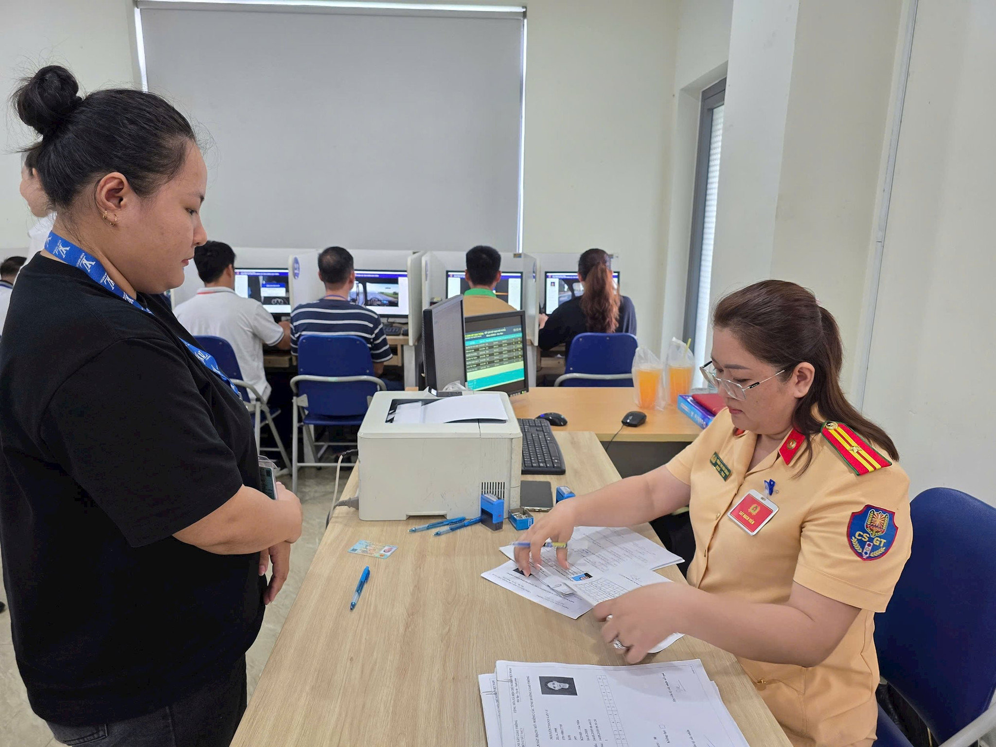 Lực lượng CSGT tổ chức sát hạch và cấp GPLX cho học viên tham gia thi sát hạch