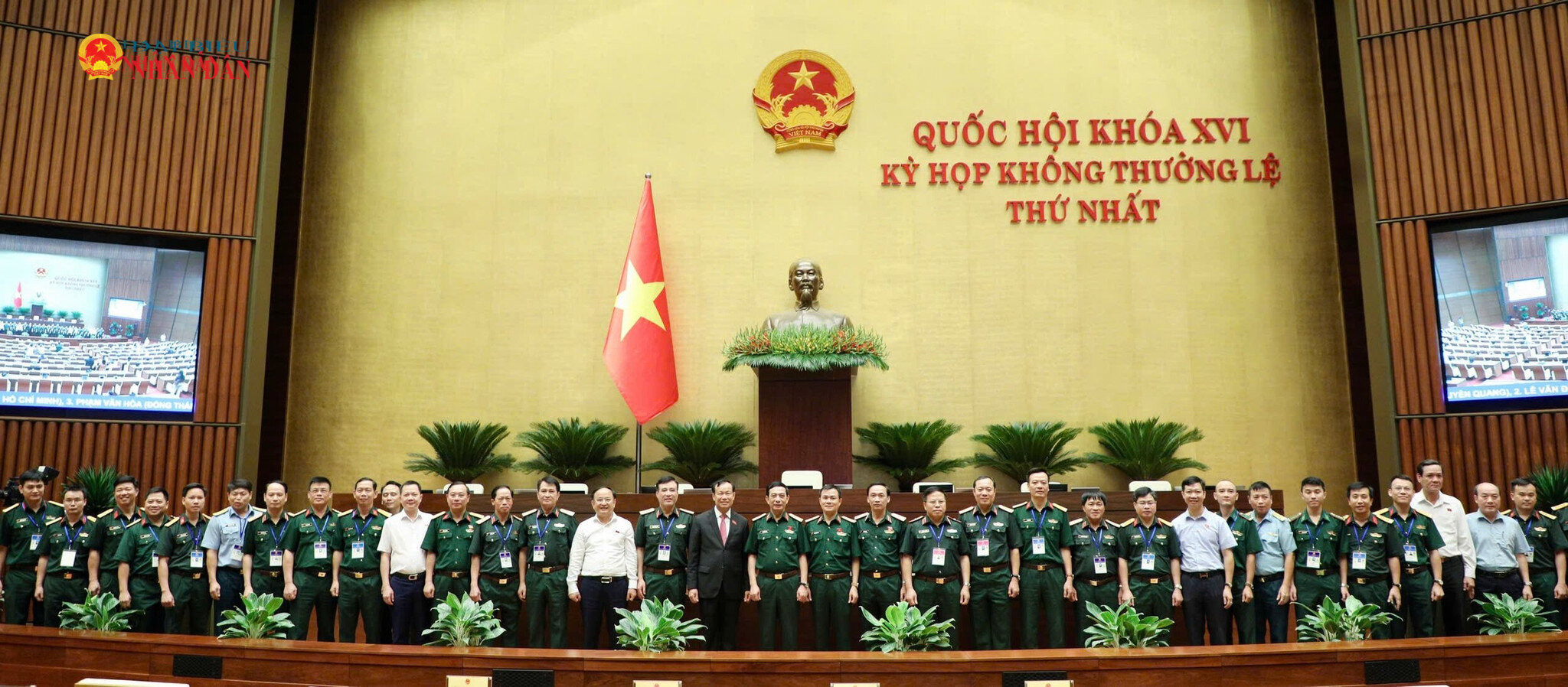 Các đại biểu chụp ảnh lưu niệm bên lề kỳ họp