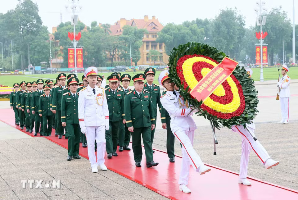 Đoàn đại biểu Quân uỷ Trung ương - Bộ Quốc phòng vào Lăng viếng Chủ tịch Hồ Chí Minh