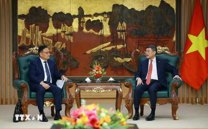 Thủ tướng Lê Minh Hưng tiếp Phó Thủ tướng, Bộ trưởng Tài chính Lào Santiphab Phomvihane. (Ảnh: Dương Giang/TTXVN)