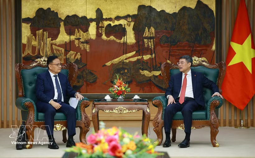 Prime Minister Le Minh Hung (right) reveives Lao Deputy Prime Minister and Minister of Finance Santiphab Phomvihane in Hanoi on August 28 (Photo: VNA)