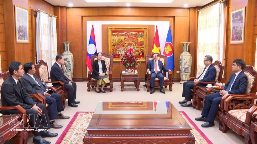 A delegation from the Lao People’s Revolutionary Party (LPRP) Central Committee's Inspection Commission, led by Deputy Chairwoman Pingkham Lasasimma, visits the Vietnamese Embassy in Vientiane to extend congratulations. (Photo: VNA)