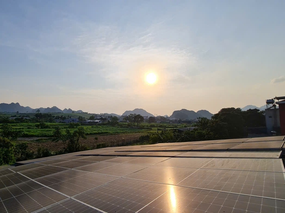 Mô hình điện mặt trời mái nhà được lắp đặt các hộ gia đình CBCNV Công ty Điện lực Sơn La. Ảnh NPC