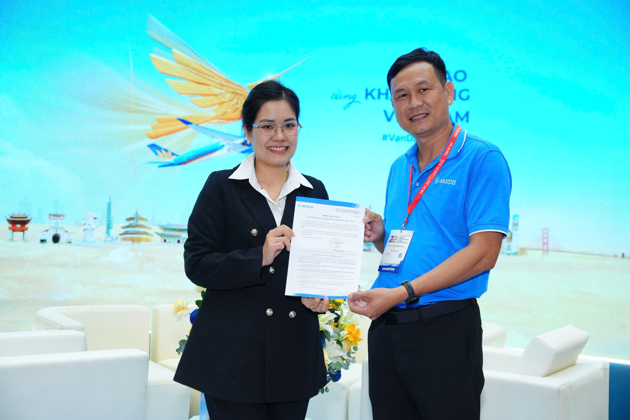 Một khách tham quan đã trúng giải khi chơi trò chơi tại gian hàng của hãng. Ảnh VNA