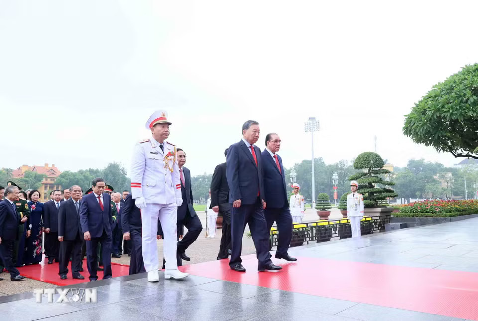 Các đồng chí lãnh đạo, nguyên lãnh đạo Đảng, Nhà nước tưởng nhớ Chủ tịch Hồ Chí Minh