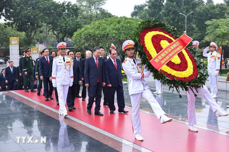 Lãnh đạo Đảng, Nhà nước đến đặt vòng hoa tại Đài tưởng niệm các Anh hùng liệt sĩ