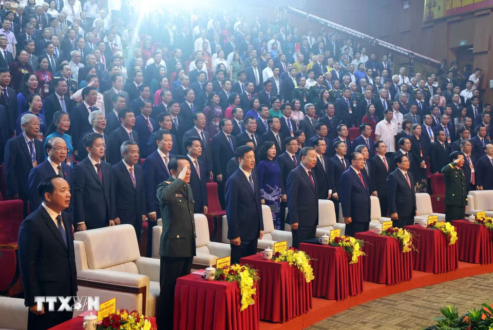Tổng Bí thư, Chủ tịch nước Tô Lâm và các đại biểu tham thực hiện nghi lễ chào cờ