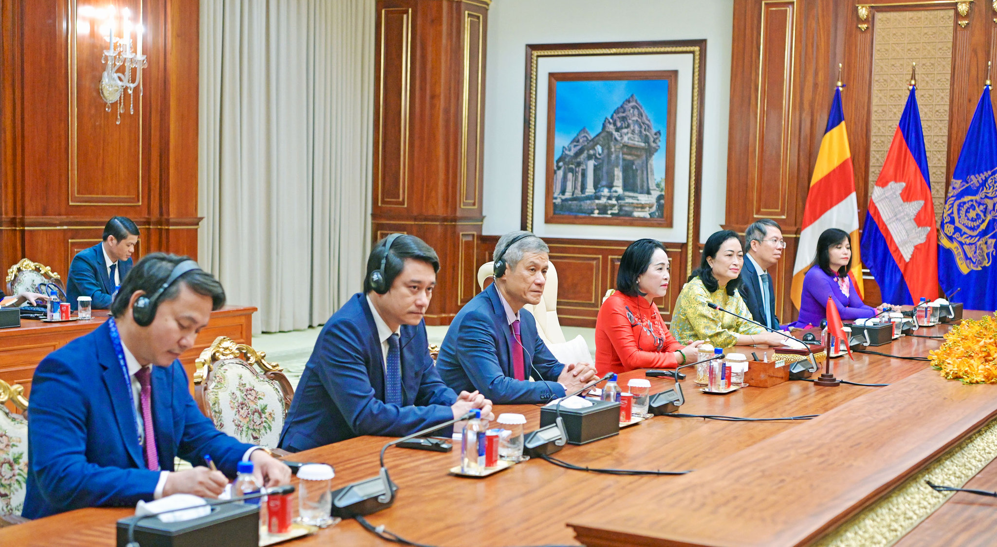 Phó Chủ tịch Quốc hội Nguyễn Thị Thanh và Đoàn đại biểu Việt Nam tại cuộc gặp Chủ tịch Đảng Nhân dân Campuchia, Chủ tịch Thượng viện Campuchia Samdech Techo Hun Sen