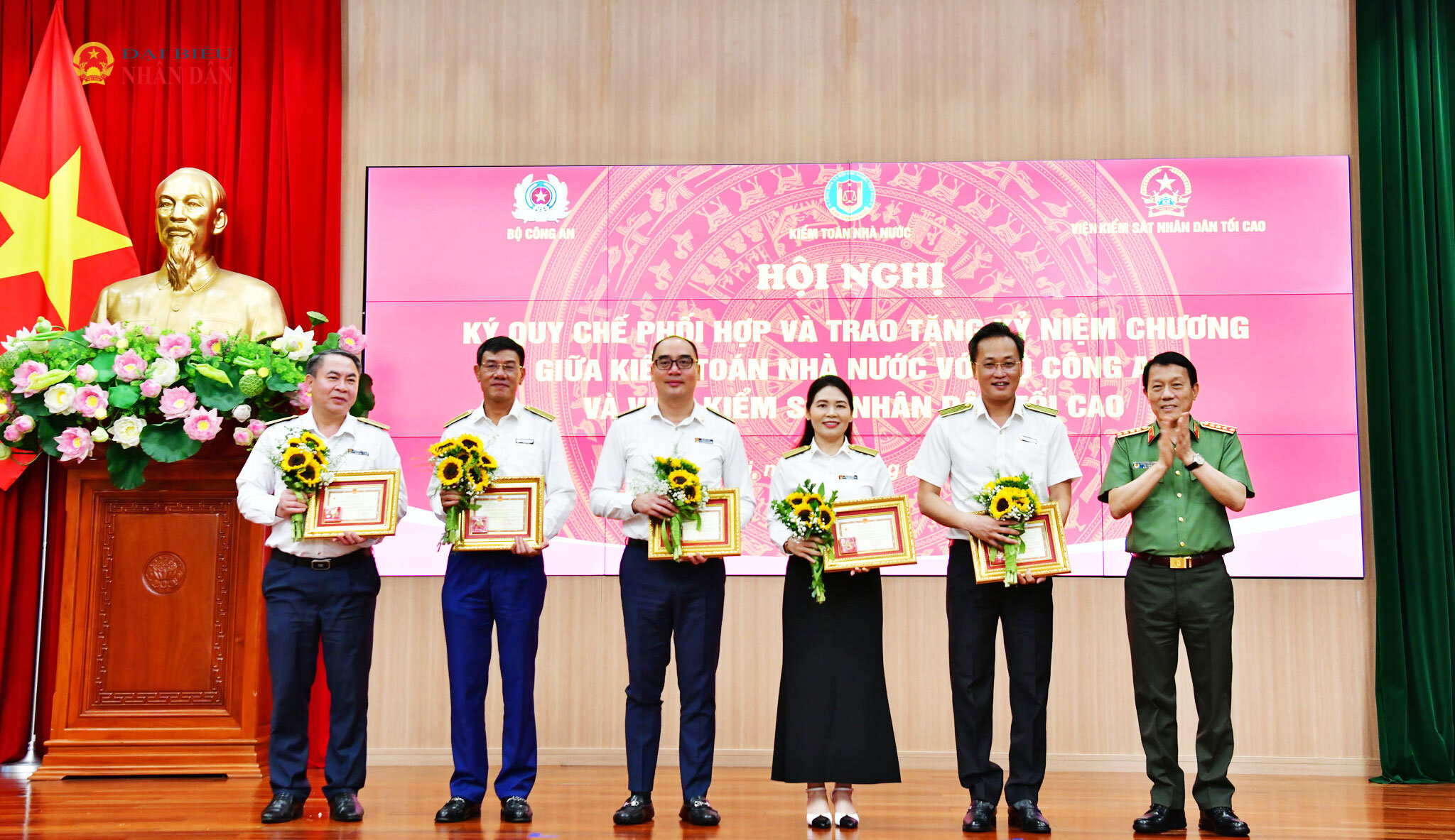 Bộ trưởng Bộ Công an, Đại tướng Lương Tam Quang trao tặng Kỷ niệm chương Bảo vệ an ninh Tổ quốc cho các đồng chí lãnh đạo KTNN