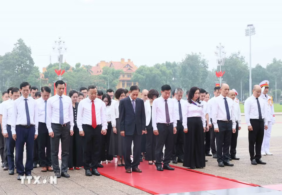 Đoàn đại biểu Bộ Ngoại giao vào Lăng viếng Chủ tịch Hồ Chí Minh