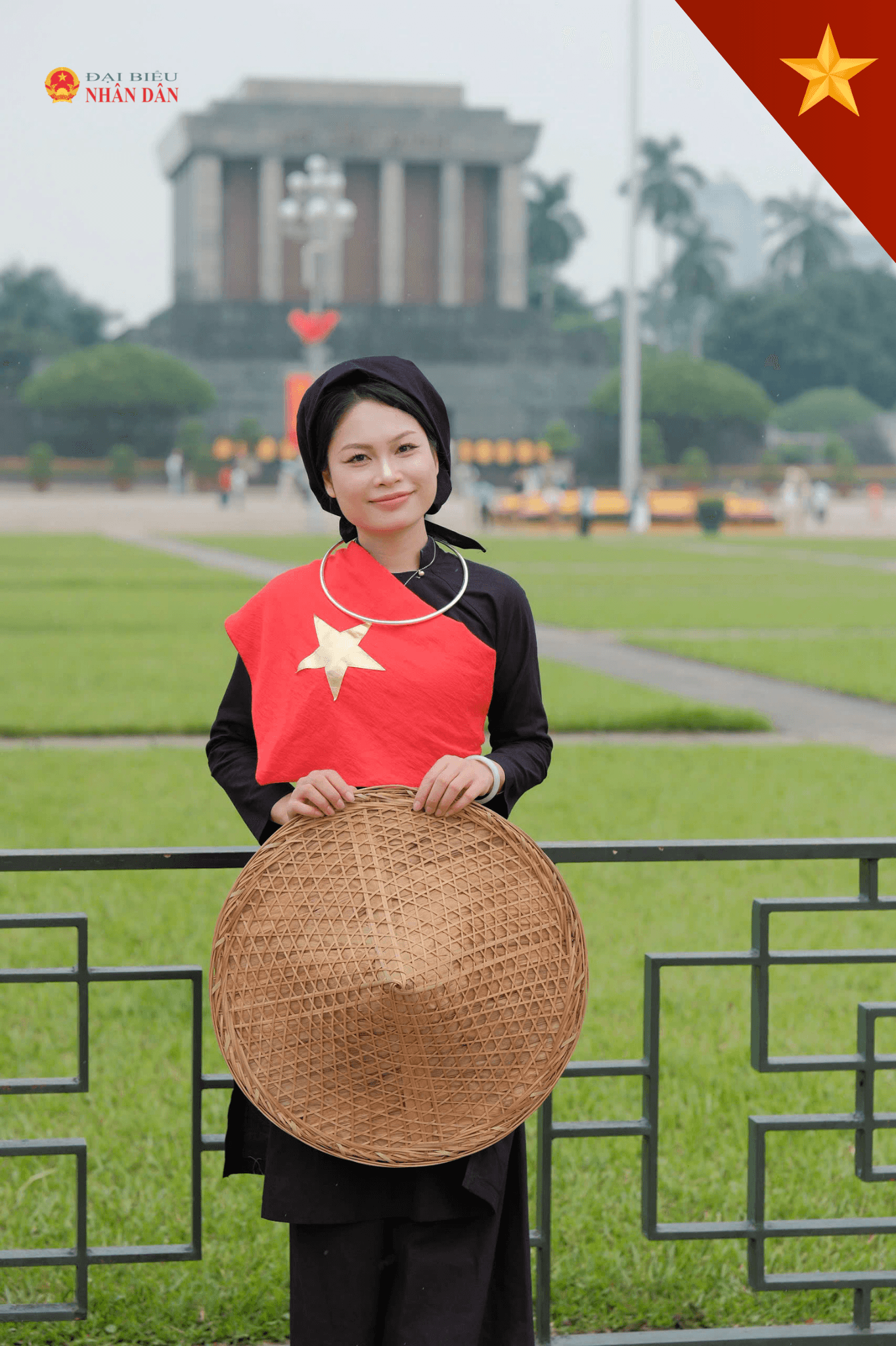 Cô giáo Nông Thu Thảo (Giáo viên lớp 2A12, Trường Tiểu học Tây Mỗ, Hà Nội) - người con quê hương Cao Bằng chụp ảnh lưu niệm tại Lăng Chủ tịch Hồ Chí Minh.