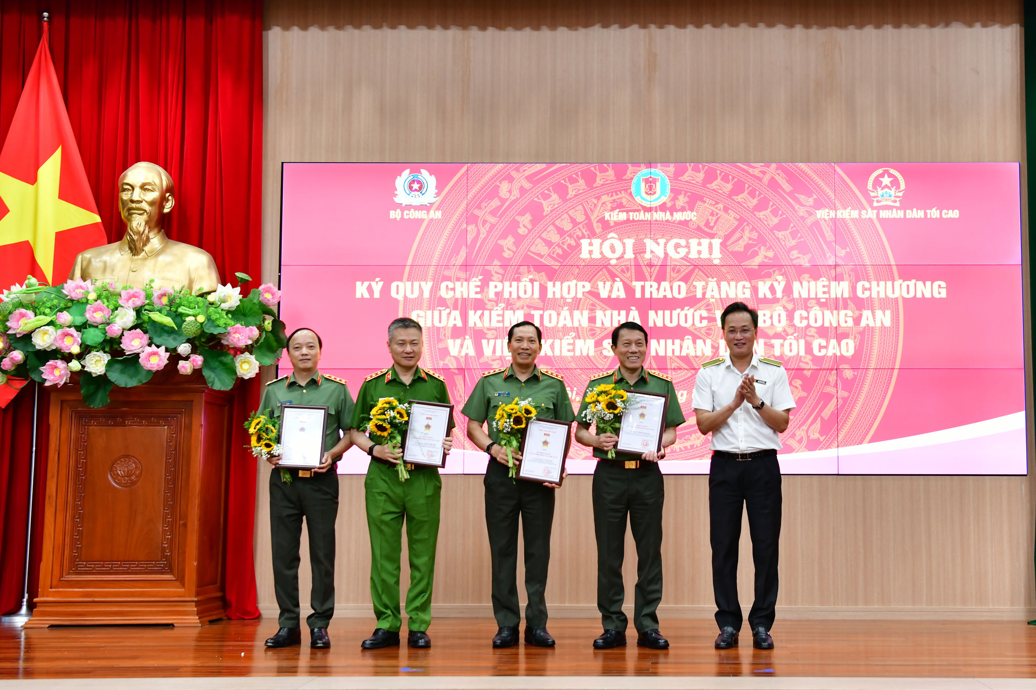 Tổng Kiểm toán nhà nước Nguyễn Hữu Nghĩa trao tặng Kỷ niệm chương Vì sự nghiệp KTNN cho lãnh đạo Bộ Công an.