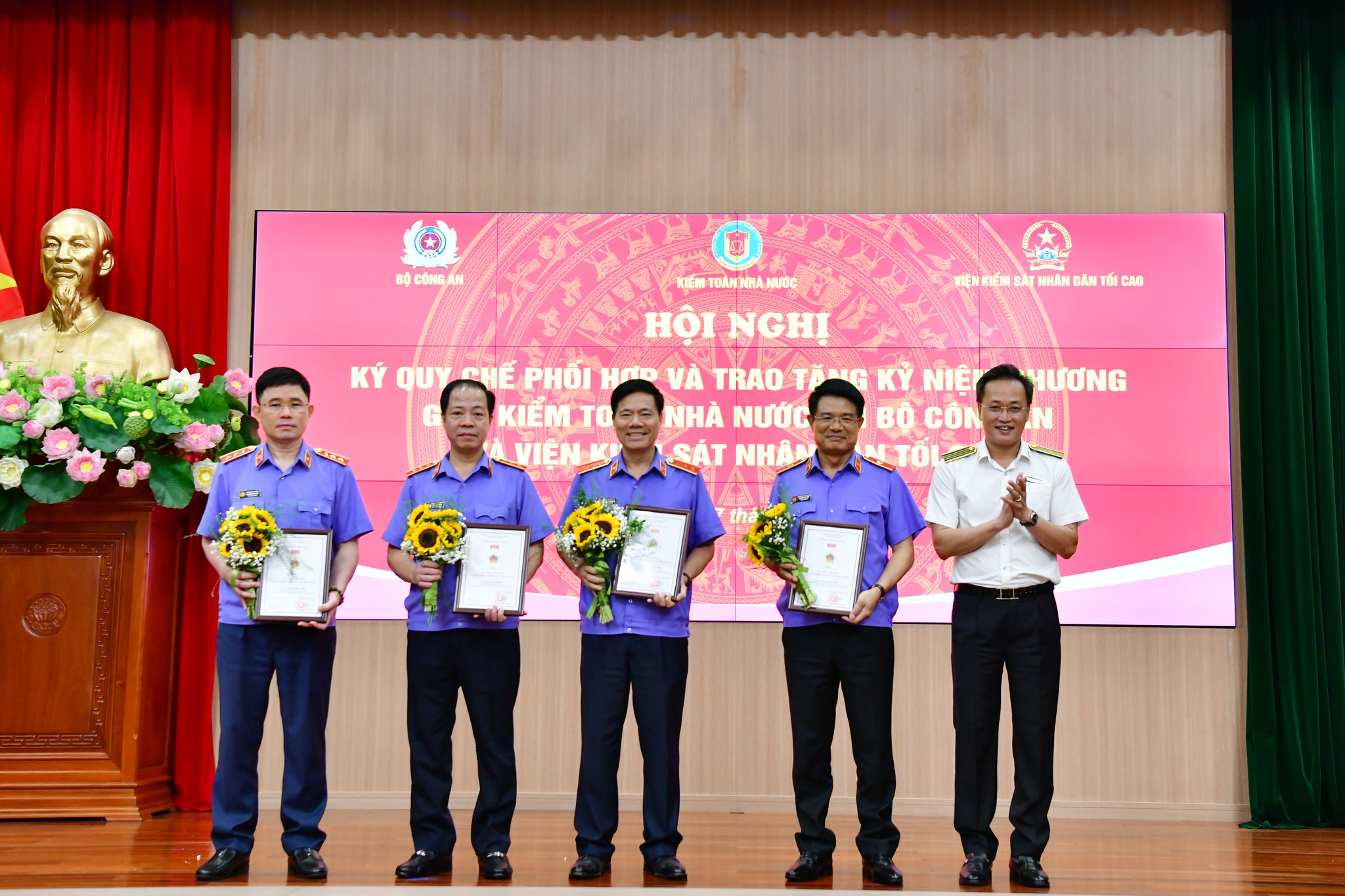 Tổng Kiểm toán nhà nước Nguyễn Hữu Nghĩa trao tặng Kỷ niệm chương Vì sự nghiệp KTNN cho lãnh đạo Viện Kiểm sát nhân dân tối cao.