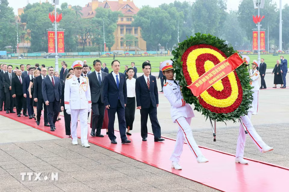 Đoàn Ngoại giao tại Việt Nam vào Lăng viếng Chủ tịch Hồ Chí Minh