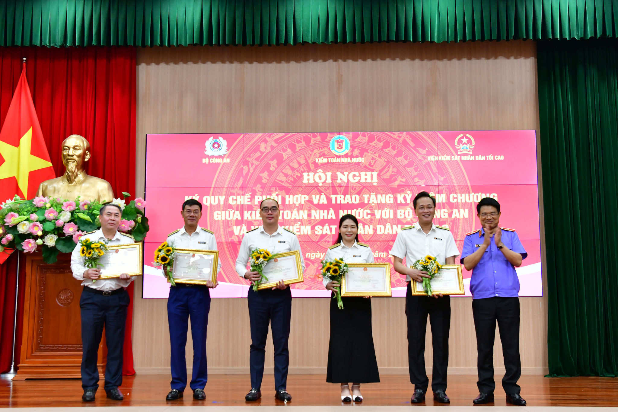 Viện trưởng Viện Kiểm sát nhân dân tối cao Nguyễn Huy Tiến trao tặng Kỷ niệm chương Vì sự nghiệp Kiểm sát cho các đồng chí lãnh đạo KTNN.
