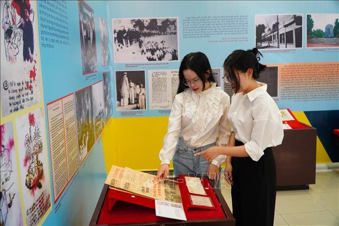 vna_potal_trien_lam_chuyen_de_“chu_tich_ho_chi_minh_voi_nhung_moc_lich_su_nam_1946”_stand (1)