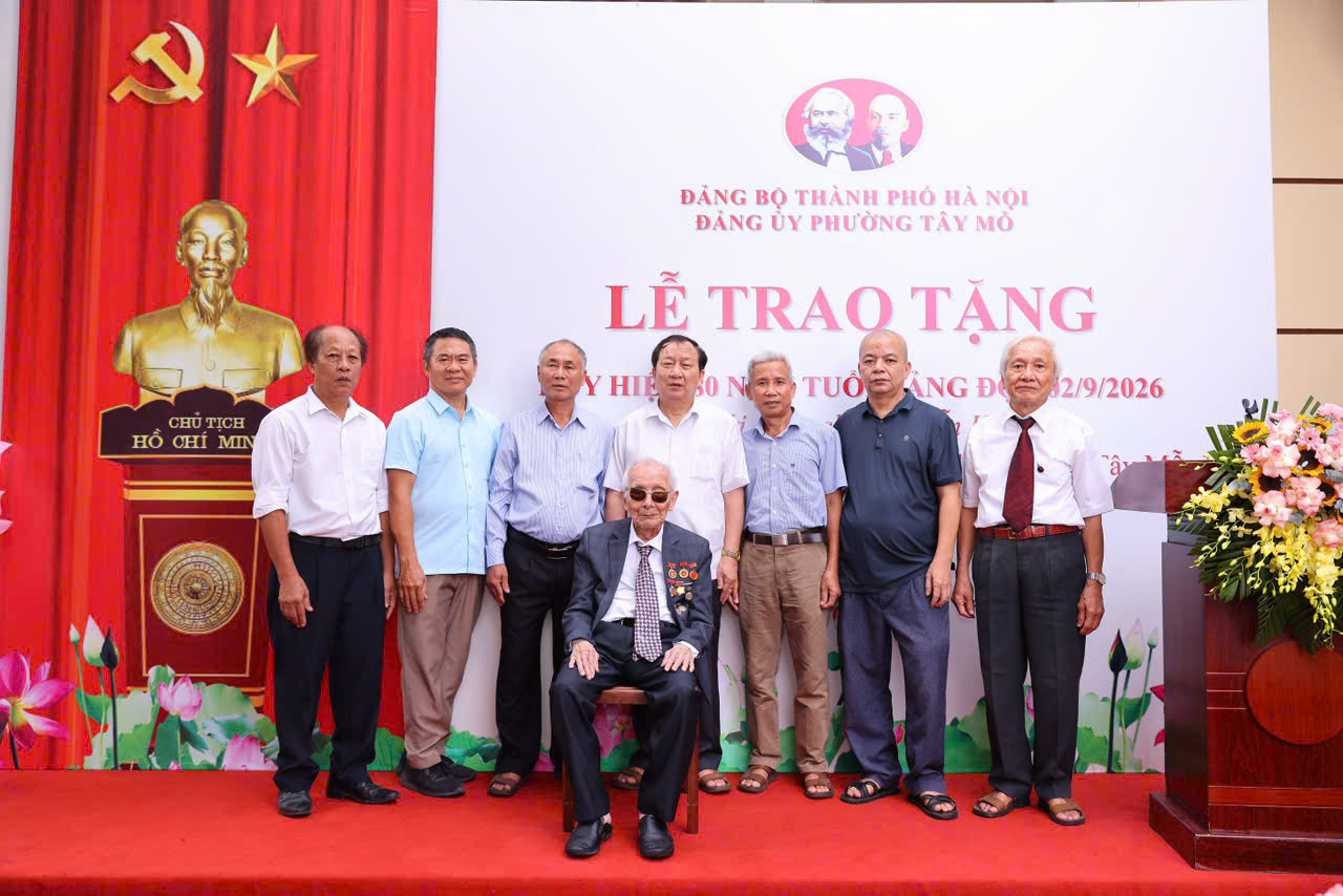 Thành ủy Hà Nội trao Huy hiệu 80 năm tuổi Đảng tại nhà riêng cho đảng viên lão thành Nguyễn Huynh