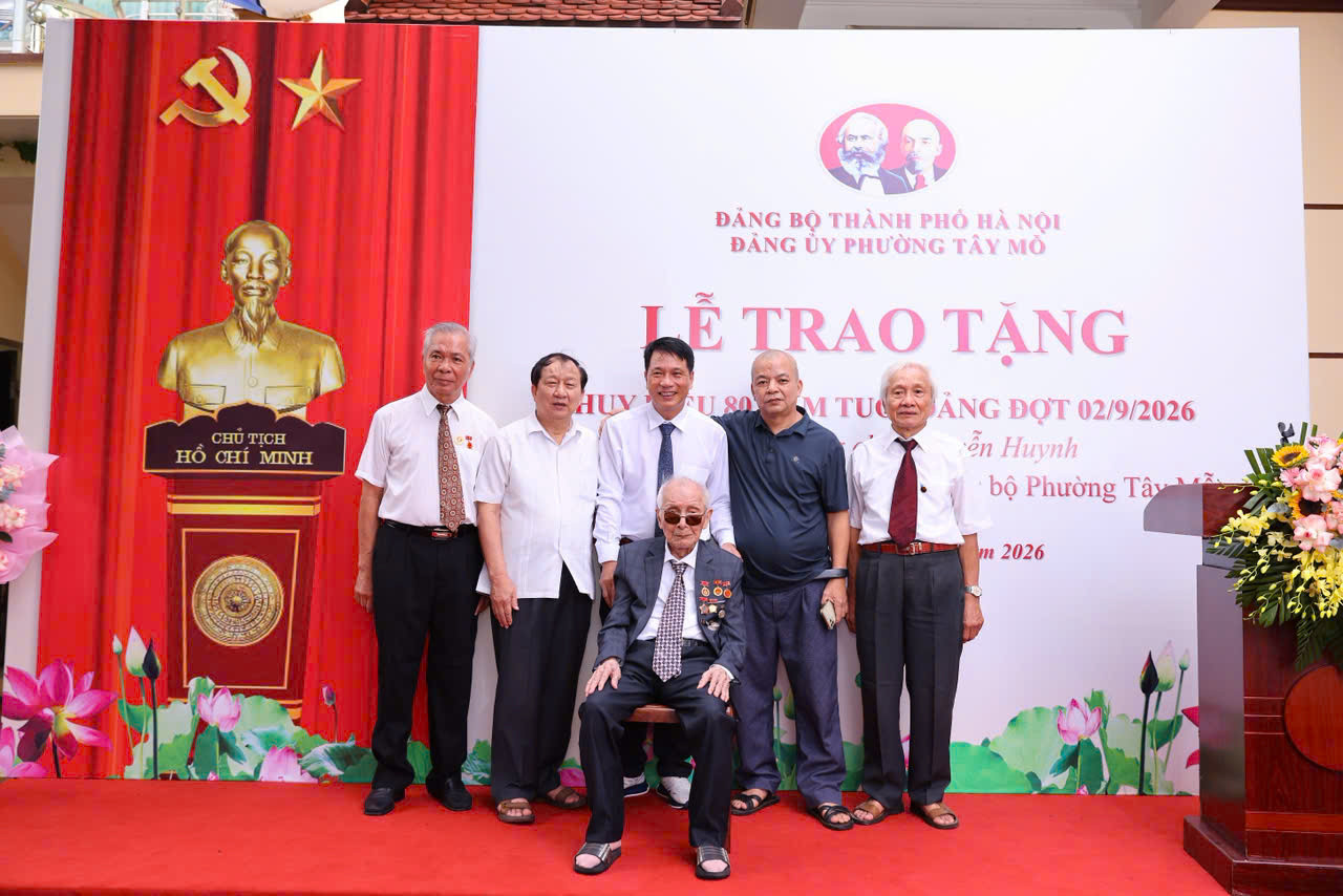 Thành ủy Hà Nội trao Huy hiệu 80 năm tuổi Đảng tại nhà riêng cho đảng viên lão thành Nguyễn Huynh