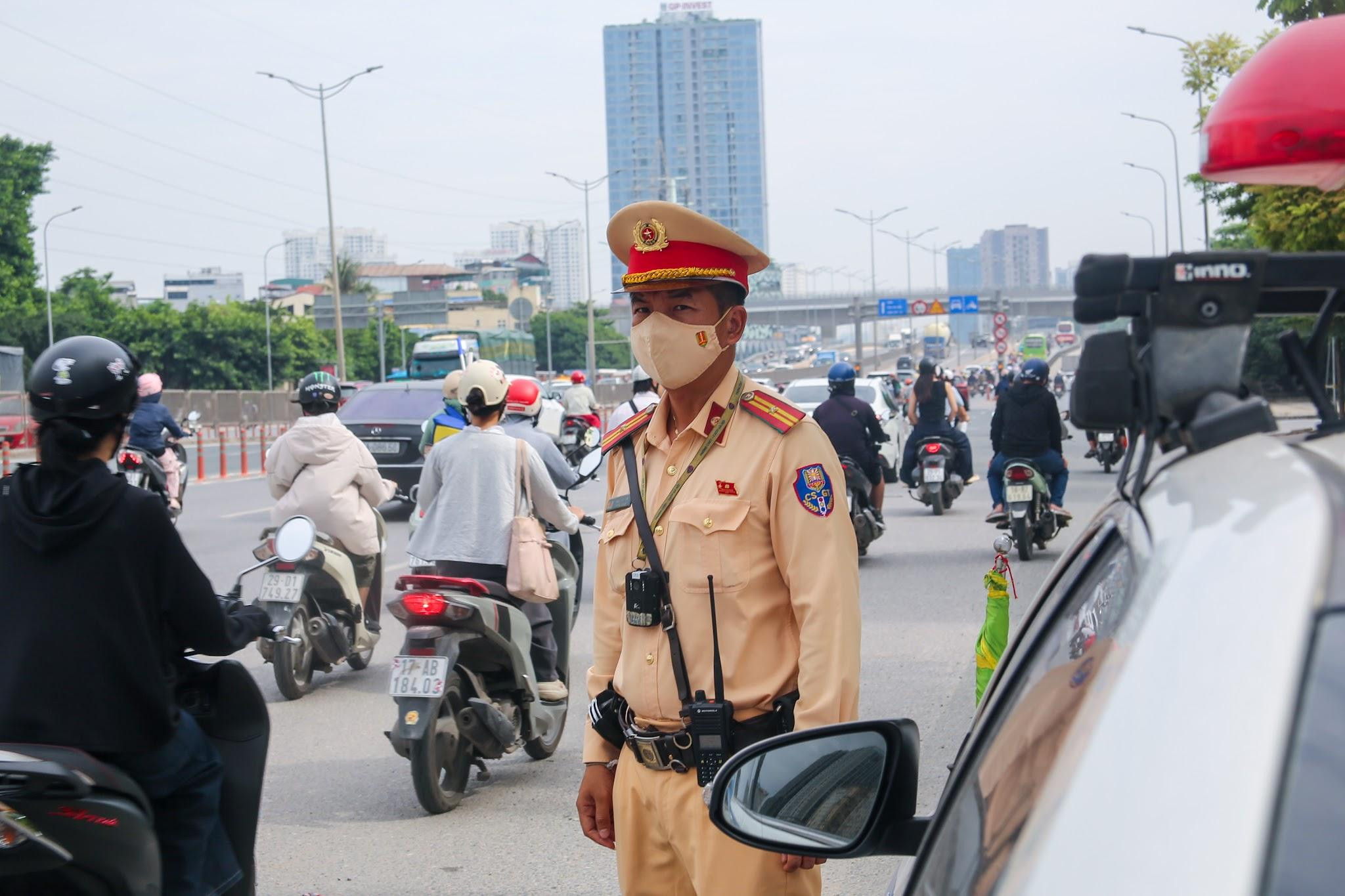 Các tổ tuần tra kiểm soát làm nhiệm vụ tại các tuyến cửa ngõ