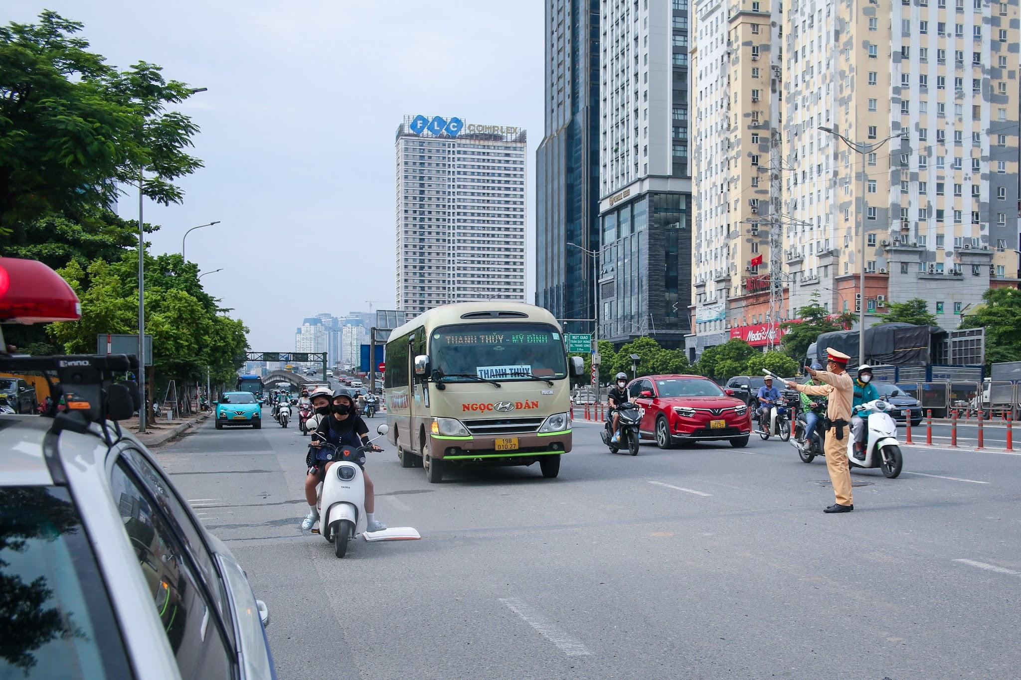 CSGT kiểm soát hoạt động vận tải hành khách dịp lễ 2/9