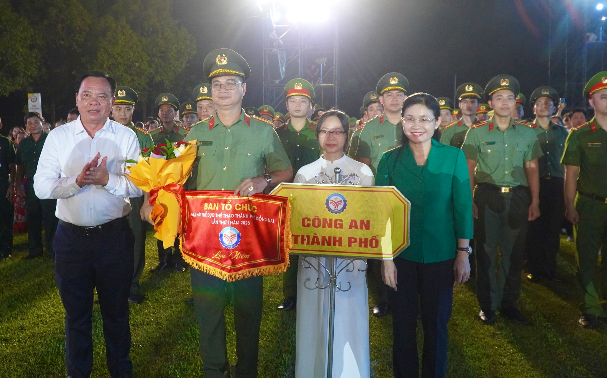 Lãnh đạo Thành ủy Đồng Nai tặng cờ lưu niệm và hoa cho các đội tham dự
