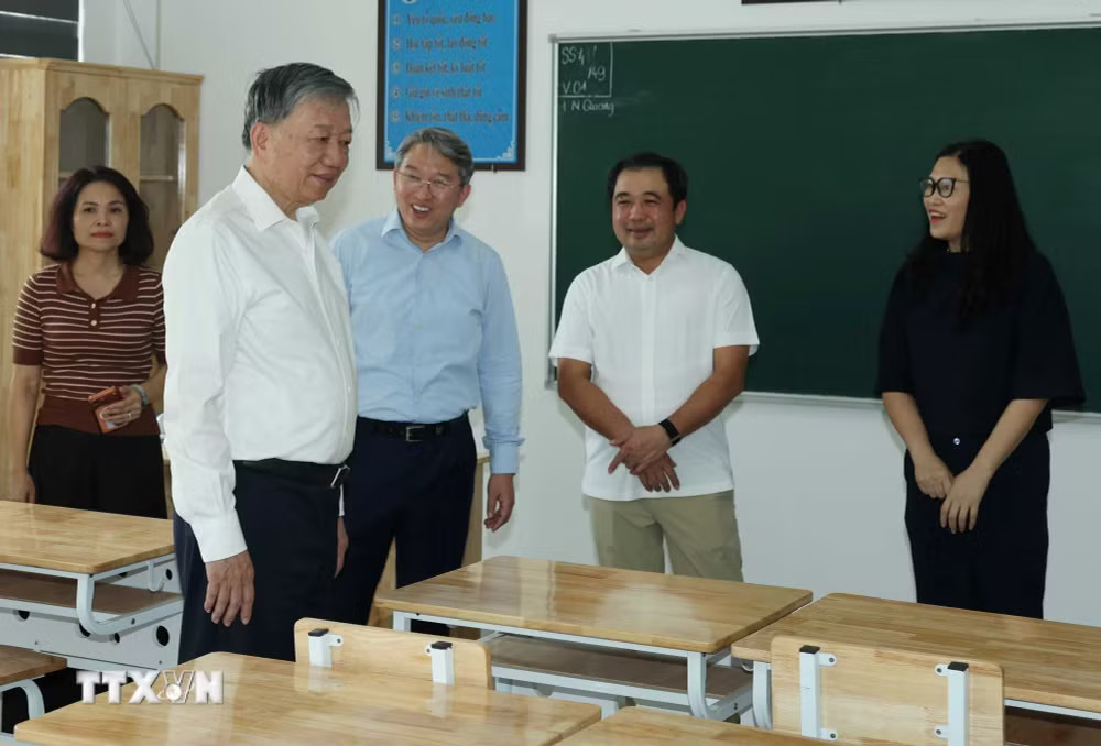 Tổng Bí thư, Chủ tịch nước Tô Lâm kiểm tra cơ sở vật chất chuẩn bị cho năm học mới tại Trường THPT Hoàng Quán Chi, phường Yên Hòa