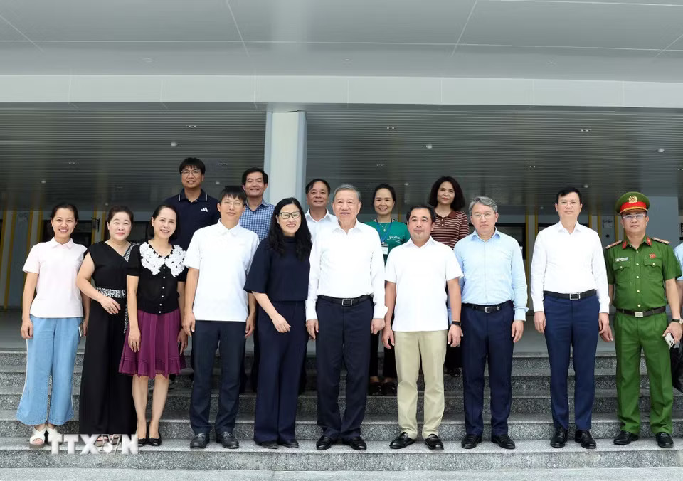 Tổng Bí thư, Chủ tịch nước Tô Lâm; các đồng chí lãnh đạo thành phố Hà Nội, Sở Giáo dục và Đào tạo, phường Yên Hòa và thầy cô giáo Trường THPT Hoàng Quán Chi