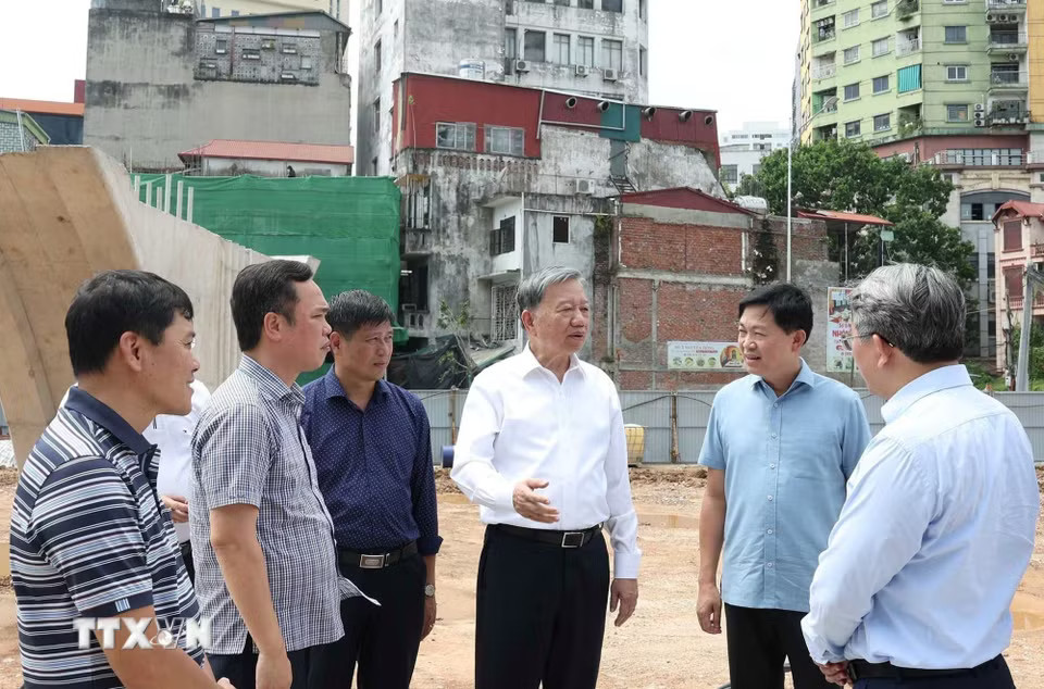 Tổng Bí thư, Chủ tịch nước Tô Lâm đi kiểm tra thực địa tại Dự án đầu tư xây dựng đường Vành đai 1 (đoạn Hoàng Cầu-Voi Phục)